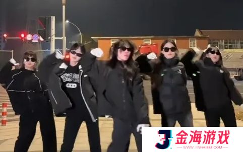 最离谱“秋招”现场，社会摇招聘被挤破头，从大专到博士都在摇花手