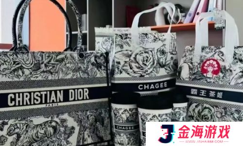 霸王茶姬“骑脸式”广告引争议，国风奶茶纷争不断，碰瓷营销谁来管