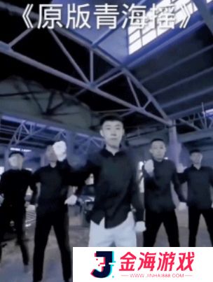 最离谱“秋招”现场，社会摇招聘被挤破头，从大专到博士都在摇花手