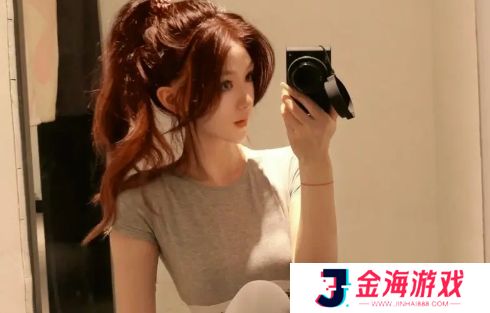 美女漫画家罕见晒自拍，腰腿比例一眼惊艳，网友：简直是二次元女神