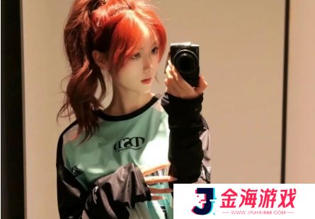 美女漫画家罕见晒自拍，腰腿比例一眼惊艳，网友：简直是二次元女神