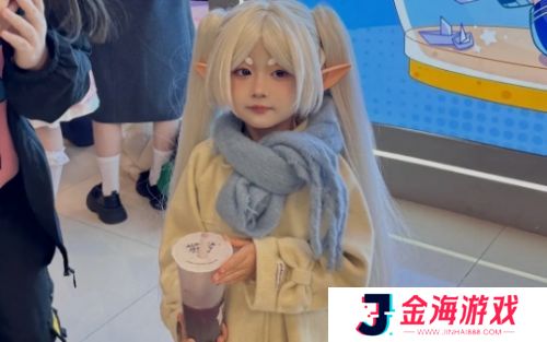 漫展惊现小小芙莉莲，小肉脸嘟嘟嫩，表情不要太可爱，心都要萌化了