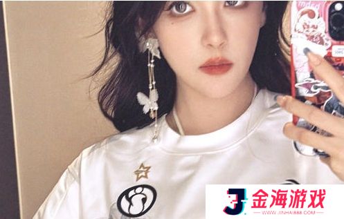 LPL美女解说Rita晒自拍,身穿IG队伍为其声援,网友:这衣服太显小了