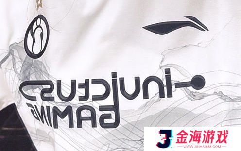 LPL美女解说Rita晒自拍,身穿IG队伍为其声援,网友:这衣服太显小了