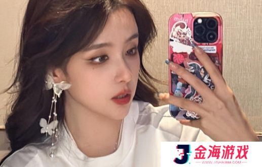 LPL美女解说Rita晒自拍,身穿IG队伍为其声援,网友:这衣服太显小了