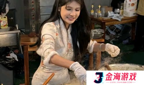 狗头萝莉身穿紫色汉服，好身材太吸睛，称近期又拿下3个大客户