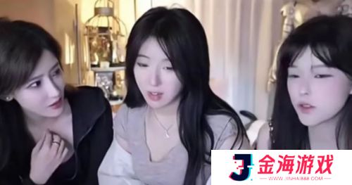 沫子和豚豚互比身材，不料动作太大险些露内搭，网友：没对比就没有伤害