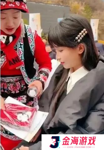 李子柒现身四川九寨沟，头戴非遗漆珠发卡获好评，美得简直像仙女