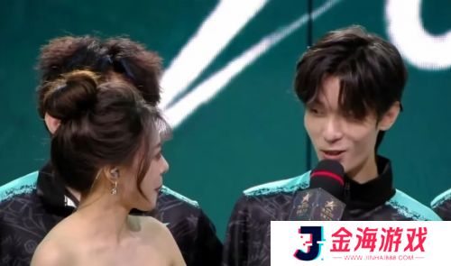 LPL美女主持公开擦边，比赛现场肩带滑落，Leave不敢低头表情难绷